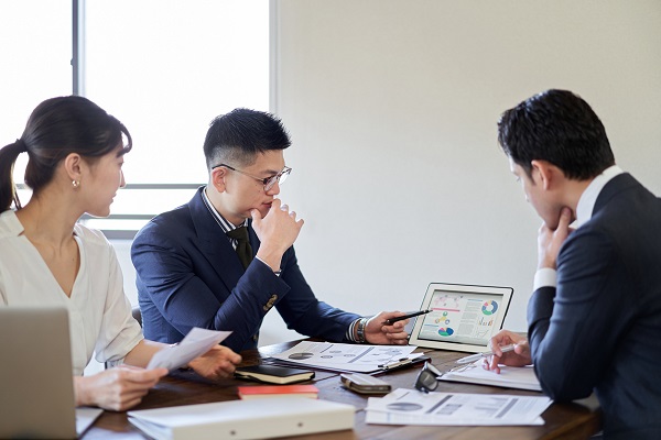 会議を行っている様子の画像